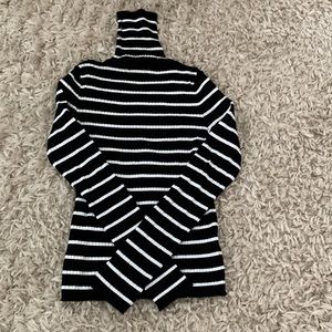 hey everyone i’m selling a striped lint sleeve turtle neck!!